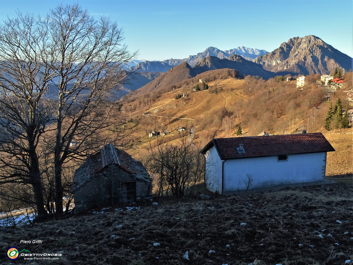 63 Salendo sul sent. 571 al Monte Tesoro sguardo indietro alla Forcella Alta e all'Ocone.JPG